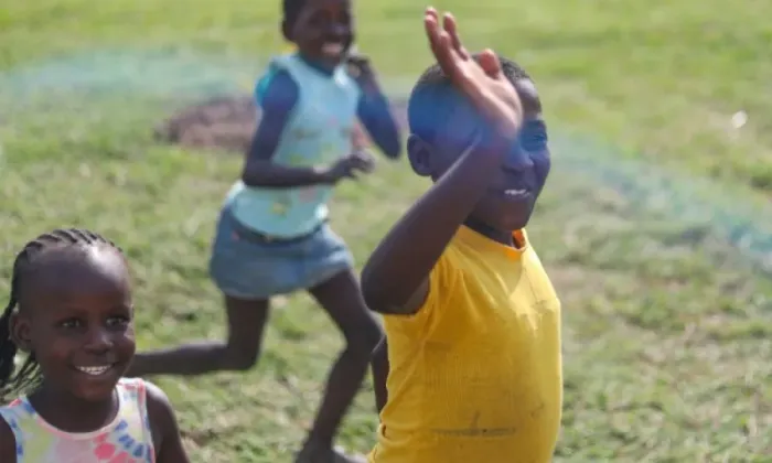 Niños jugando y corriendo