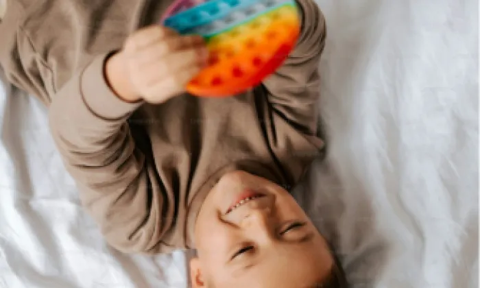 Niño jugando con juguete