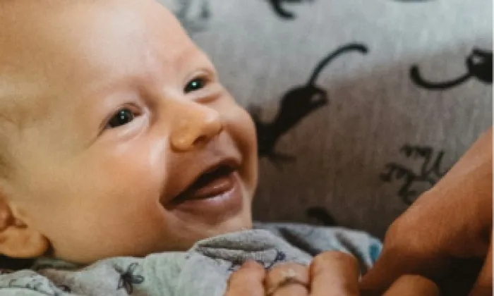 Bebé riendo