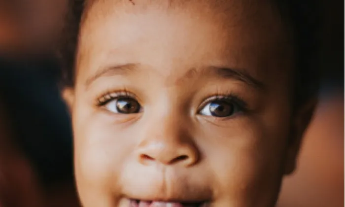 Niño sacando la lengua 