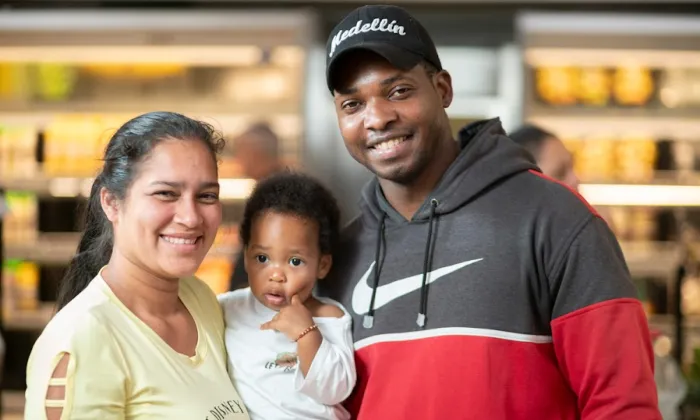 Niño midiendo a un niño más pequeño