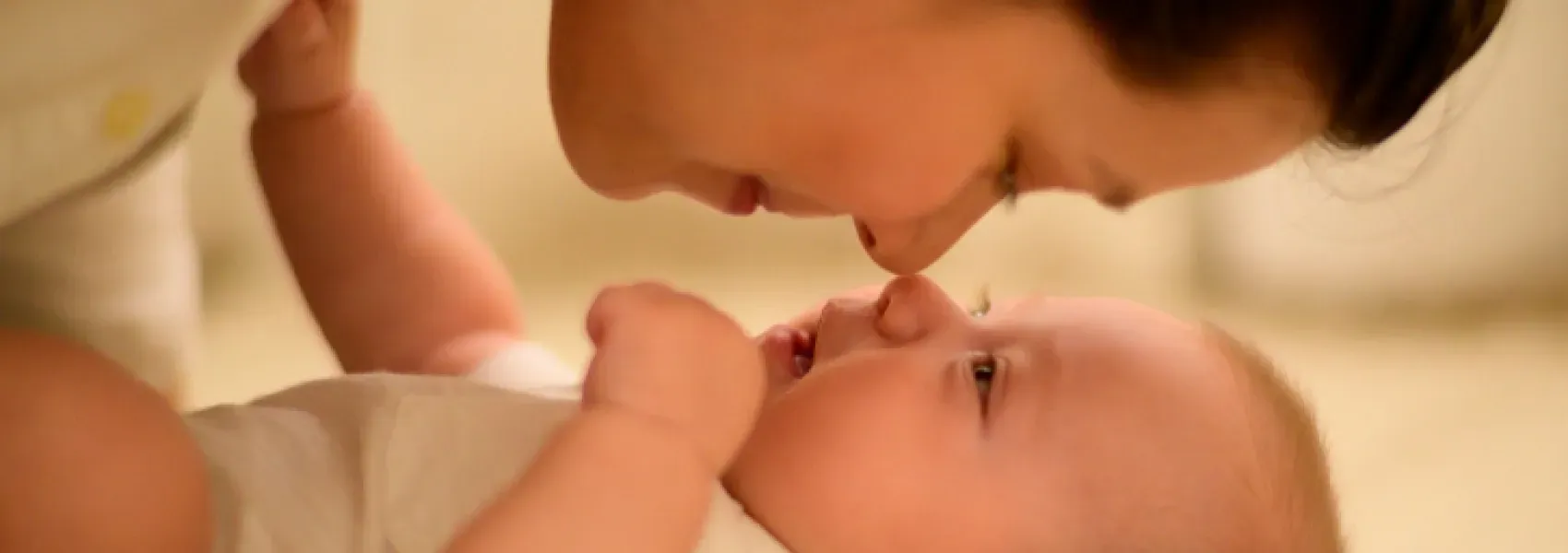 Madre consintiendo a su bebé