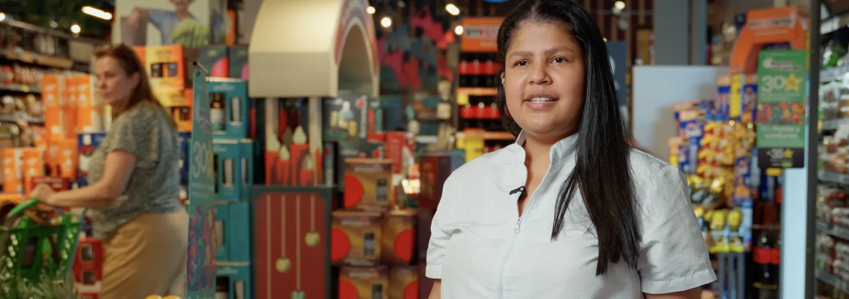 Foto de una mujer frente a un supermercado