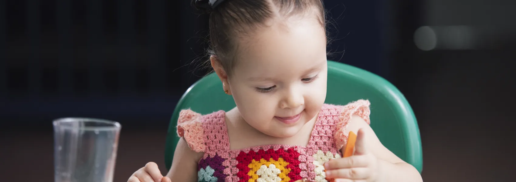 foto de una niña tomando sus alimentos