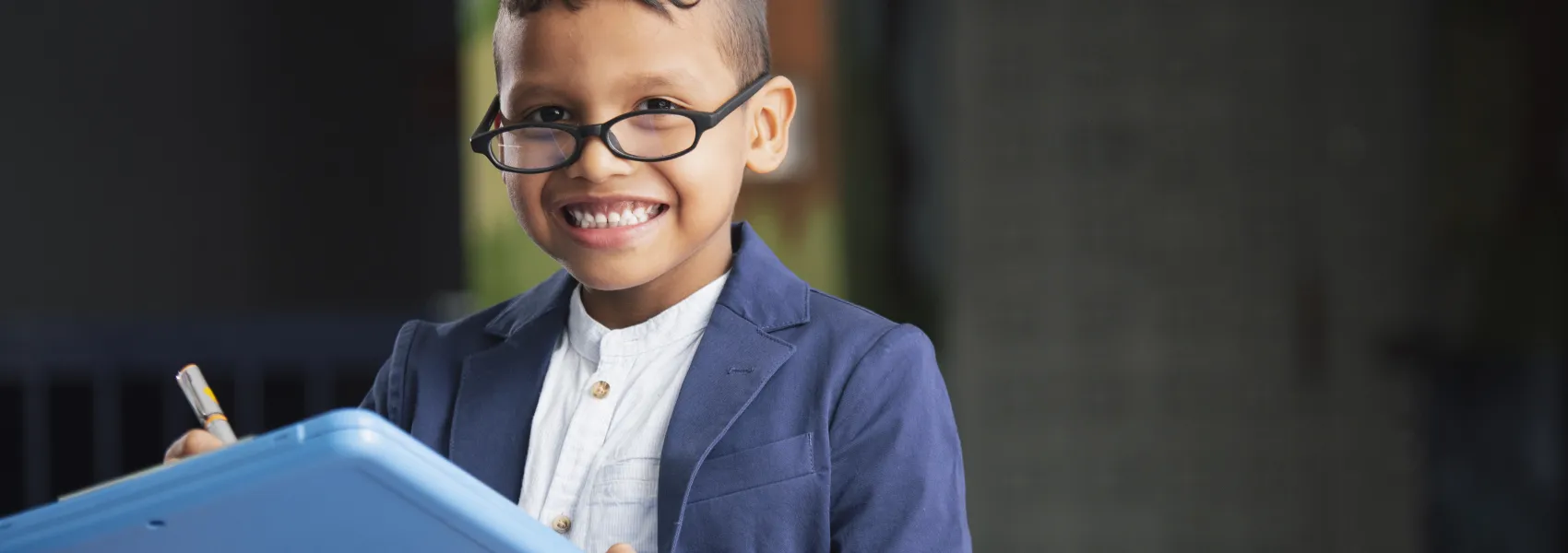 Niño sosteniendo un folder